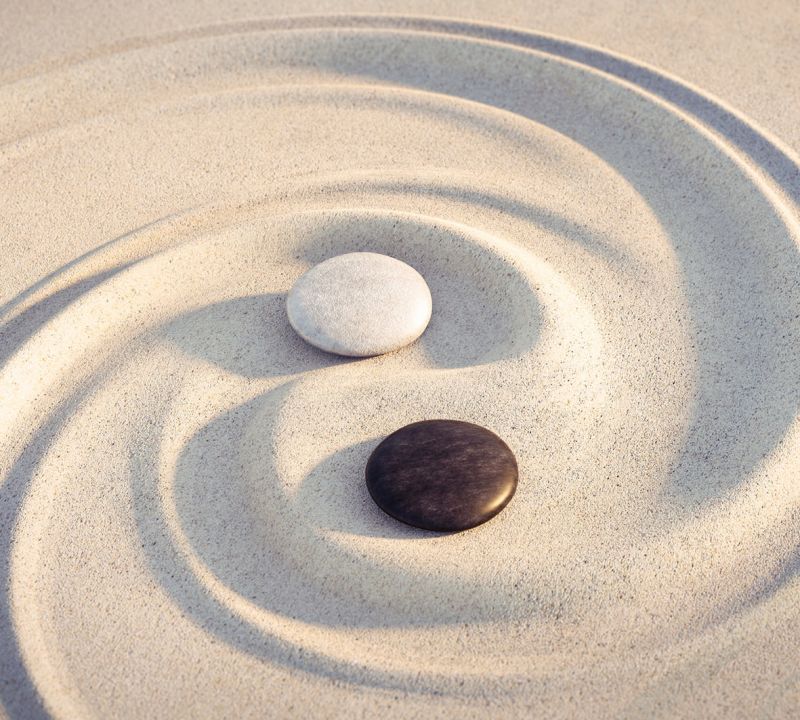 Traditionelle Chinesische Medizin - Zwei Steine als Ying und Yang im Sang